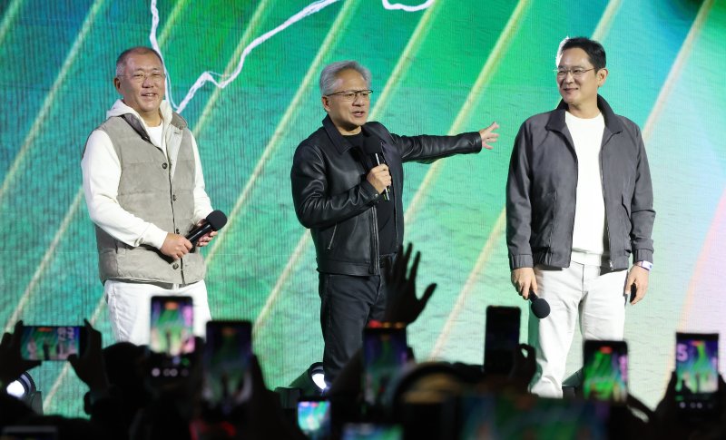 젠슨 황 엔비디아 CEO가 30일 밤 서울 강남구 코엑스광장에서 지포스(GeForce) 한국 25주년을 기념해 열린 '지포스 게이머 페스티벌'에 이재용 삼성전자 회장, 정의선 현대차그룹 회장과 함께 올라 인사를 하고 있다. (공동취재) 2025.10.30/뉴스1 ⓒ News1 김진환 기자