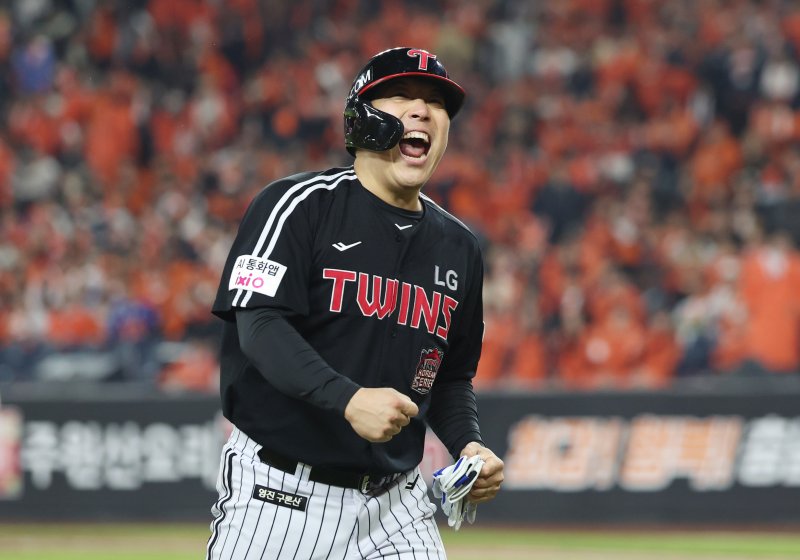 [대전=뉴시스] 조성우 기자 = 30일 대전 중구 한화생명볼파크에서 열린 2025 KBO 한국시리즈 4차전 LG 트윈스와 한화 이글스의 경기, LG 9회초 공격 2사 주자 2, 3루서 김현수가 2타점 역전 적시타를 때린 뒤 환호하고 있다. 2025.10.30. xconfind@newsis.com