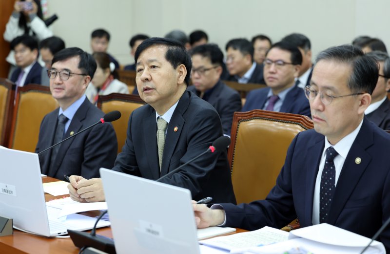 [서울=뉴시스] 고승민 기자 = 구윤철 경제부총리 겸 기획재정부 장관이 30일 서울 여의도 국회에서 열린 기획재정위원회의 기획재정부 등 종합감사에서 의원 질의에 답하고 있다. 2025.10.30. kkssmm99@newsis.com