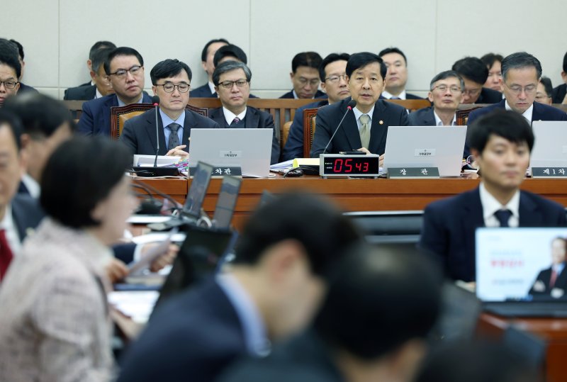 [서울=뉴시스] 고승민 기자 = 구윤철 경제부총리 겸 기획재정부 장관이 30일 서울 여의도 국회에서 열린 기획재정위원회의 기획재정부 등 종합감사에서 의원 질의에 답하고 있다. 2025.10.30. kkssmm99@newsis.com