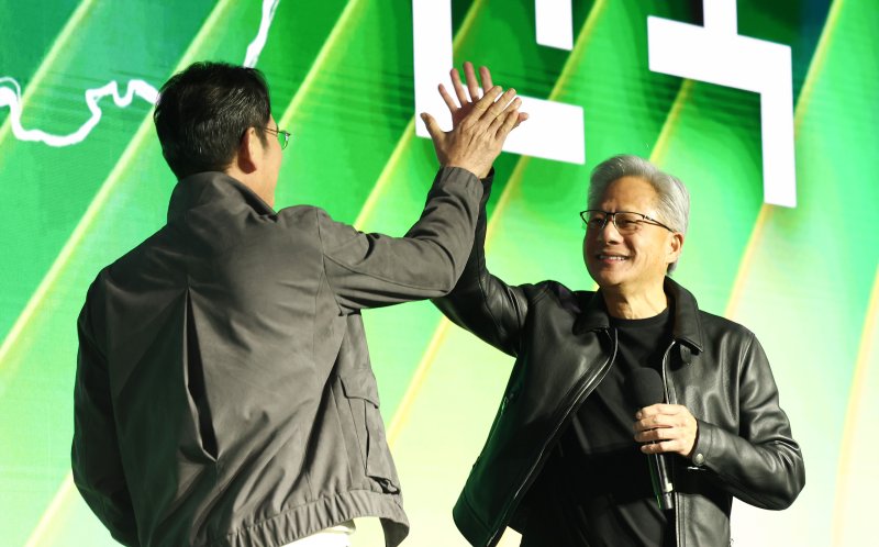 [서울=뉴시스] 정병혁 기자 = 젠슨 황 엔비디아 최고경영자(CEO)와 이재용 삼성전자 회장이 30일 서울 강남구 코엑스에서 열린 엔비디아 지포스 게이머 페스티벌에서 손을 맞대고 있다.(공동취재) 2025.10.30. photo@newsis.com