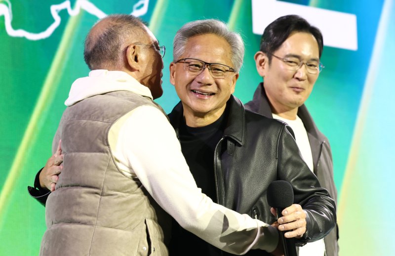 [서울=뉴시스] 정병혁 기자 = 젠슨 황 엔비디아 최고경영자(CEO)와 이재용 삼성전자 회장, 정의선 현대차그룹 회장이 30일 서울 강남구 코엑스에서 열린 엔비디아 지포스 게이머 페스티벌에서 인사를 나누고 있다.(공동취재) 2025.10.30. photo@newsis.com