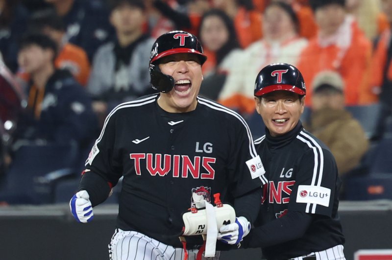 [대전=뉴시스] 조성우 기자 = 30일 대전 중구 한화생명볼파크에서 열린 2025 KBO 한국시리즈 4차전 LG 트윈스와 한화 이글스의 경기, LG 9회초 공격 2사 주자 2, 3루서 김현수가 2타점 역전 적시타를 때린 뒤 환호하고 있다. 2025.10.30. xconfind@newsis.com