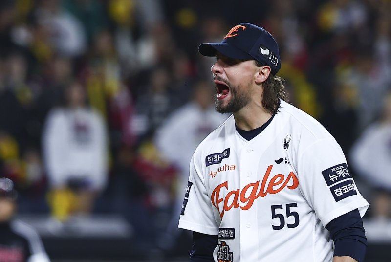 [대전=뉴시스] 김근수 기자 = 30일 대전 중구 한화생명볼파크에서 열린 2025 KBO 한국시리즈 4차전 LG 트윈스와 한화 이글스의 경기, 5회초 한화 와이스가 LG 박해민을 더블플레이로 잡고 이닝을 종료하자 포효하고 있다. 2025.10.30. ks@newsis.com