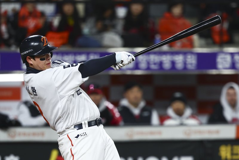 [대전=뉴시스] 김근수 기자 = 30일 대전 중구 한화생명볼파크에서 열린 2025 KBO 한국시리즈 4차전 LG 트윈스와 한화 이글스의 경기, 4회말 선두타자 한화 노시환이 2루타를 뽑아내고 있다. 2025.10.30. ks@newsis.com