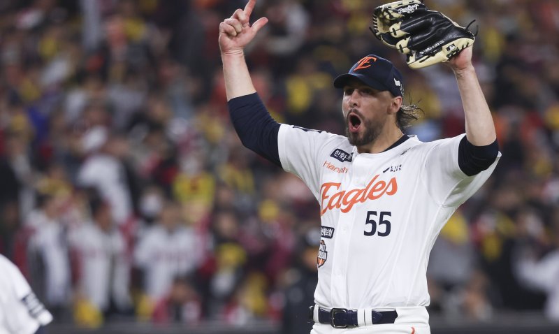 [대전=뉴시스] 김근수 기자 = 30일 대전 중구 한화생명볼파크에서 열린 2025 KBO 한국시리즈 4차전 LG 트윈스와 한화 이글스의 경기, 7회초 한화 선발 와이스가 1사 주자 1,2루 상황에서 LG 대타 문성주를 병살로 잡아내고 이닝을 종료하자 포효하고 있다. 2025.10.30. ks@newsis.com
