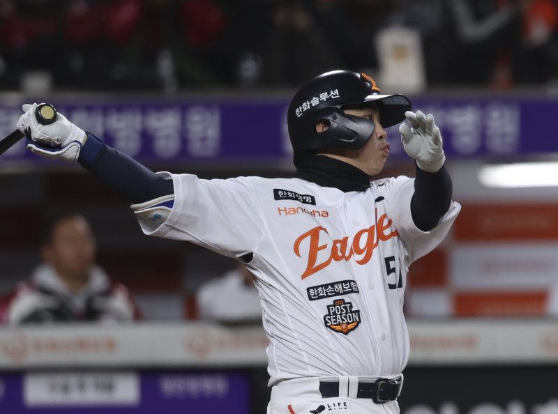 [대전=뉴시스] 김근수 기자 = 30일 대전 중구 한화생명볼파크에서 열린 2025 KBO 한국시리즈 4차전 LG 트윈스와 한화 이글스의 경기, 7회말 2사 주자 2,3루 상황에서 한화 문현빈이 2타점 적시타를 치고 있다. 2025.10.30. ks@newsis.com