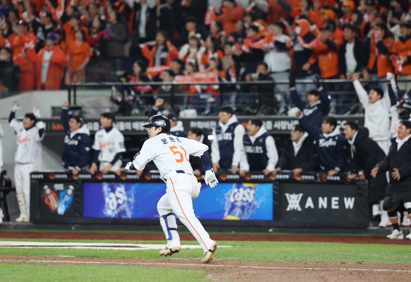 [대전=뉴시스] 조성우 기자 = 30일 대전 중구 한화생명볼파크에서 열린 2025 KBO 한국시리즈 4차전 LG 트윈스와 한화 이글스의 경기, 한화 7회말 공격 2사 주자 2, 3루서 문현빈이 2타점 적시타를 날린 뒤 기뻐하고 있다. 2025.10.30. xconfind@newsis.com