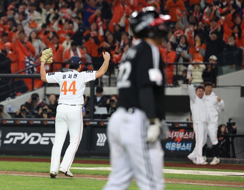 [대전=뉴시스] 조성우 기자 = 30일 대전 중구 한화생명볼파크에서 열린 2025 KBO 한국시리즈 4차전 LG 트윈스와 한화 이글스의 경기, 한화 투수 김서현이 LG 8회초 공격 2사 주자 1, 2루서 오스틴의 플라이 아웃 시킨 뒤 기뻐하고 있다. 2025.10.30. xconfind@newsis.com