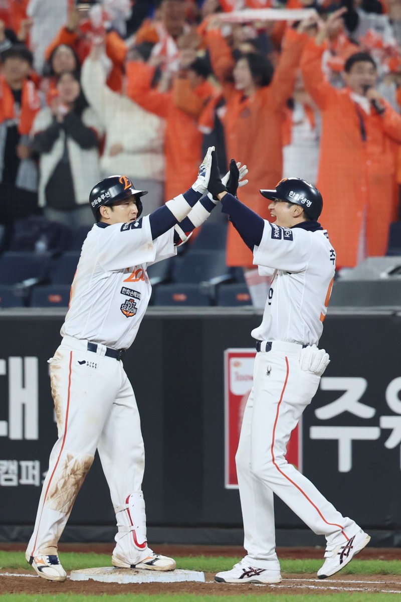 [대전=뉴시스] 조성우 기자 = 30일 대전 중구 한화생명볼파크에서 열린 2025 KBO 한국시리즈 4차전 LG 트윈스와 한화 이글스의 경기, 한화 8회말 공격 2사 주자 2루서 최재훈이 1타점 적시타를 때린 뒤 환호하고 있다. 2025.10.30. xconfind@newsis.com