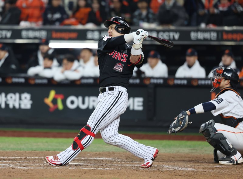 [대전=뉴시스] 조성우 기자 = 30일 대전 중구 한화생명볼파크에서 열린 2025 KBO 한국시리즈 4차전 LG 트윈스와 한화 이글스의 경기, LG 9회초 공격 무사 주자 1루서 박동원이 2점 홈런을 때리고 있다. 2025.10.30. xconfind@newsis.com