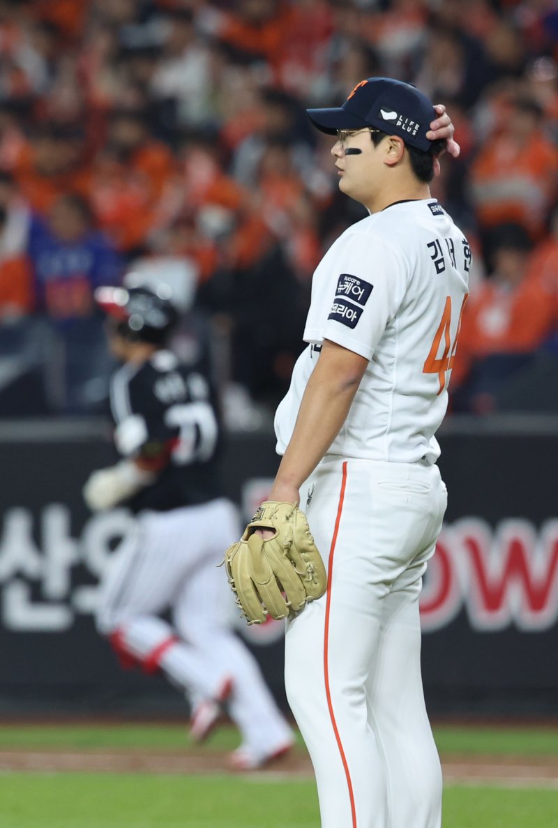 [대전=뉴시스] 조성우 기자 = 30일 대전 중구 한화생명볼파크에서 열린 2025 KBO 한국시리즈 4차전 LG 트윈스와 한화 이글스의 경기, 한화 투수 김서현이 LG 9회초 공격 무사 주자 1루서 박동원에게 2점 홈런을 허용한 뒤 아쉬운 표정을 짓고 있다. 2025.10.30. xconfind@newsis.com