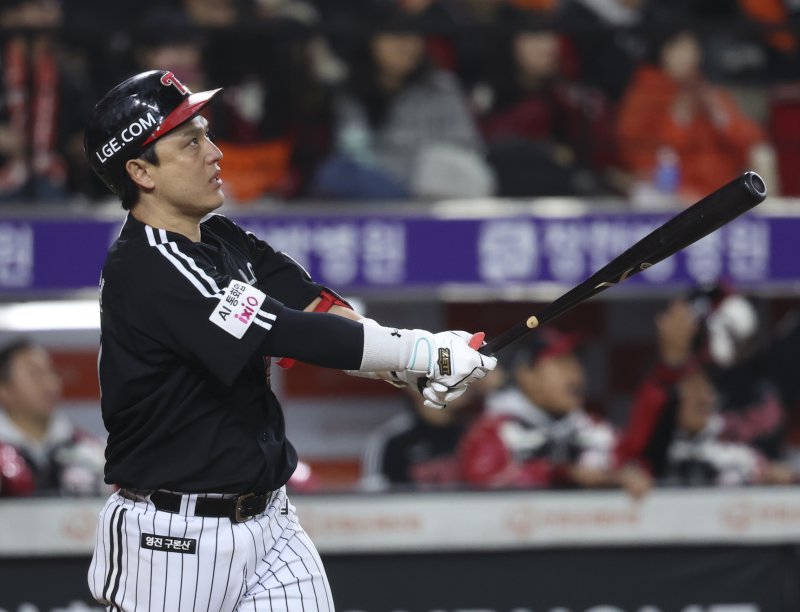 [대전=뉴시스] 김근수 기자 = 30일 대전 중구 한화생명볼파크에서 열린 2025 KBO 한국시리즈 4차전 LG 트윈스와 한화 이글스의 경기, 9회초 무사 주자 1루 상황에서 LG 박동원이 2점 홈런을 치고 있다. 2025.10.30. ks@newsis.com