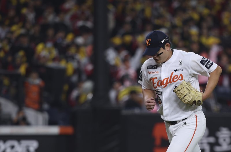 [대전=뉴시스] 김근수 기자 = 30일 대전 중구 한화생명볼파크에서 열린 2025 KBO 한국시리즈 4차전 LG 트윈스와 한화 이글스의 경기, 9회초 한화 김서현이 마운드를 내려가고 있다. 2025.10.30. ks@newsis.com