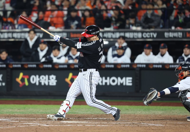 [대전=뉴시스] 조성우 기자 = 30일 대전 중구 한화생명볼파크에서 열린 2025 KBO 한국시리즈 4차전 LG 트윈스와 한화 이글스의 경기, LG 9회초 공격 2사 주자 2, 3루서 김현수가 2타점 역전 적시타를 때리고 있다. 2025.10.30. xconfind@newsis.com