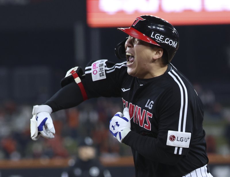 [대전=뉴시스] 김근수 기자 = 30일 대전 중구 한화생명볼파크에서 열린 2025 KBO 한국시리즈 4차전 LG 트윈스와 한화 이글스의 경기, 9회초 2사 주자 2,3루 상황에서 김현수가 2타점 적시타를 치고 포효하고 있다. 2025.10.30. ks@newsis.com