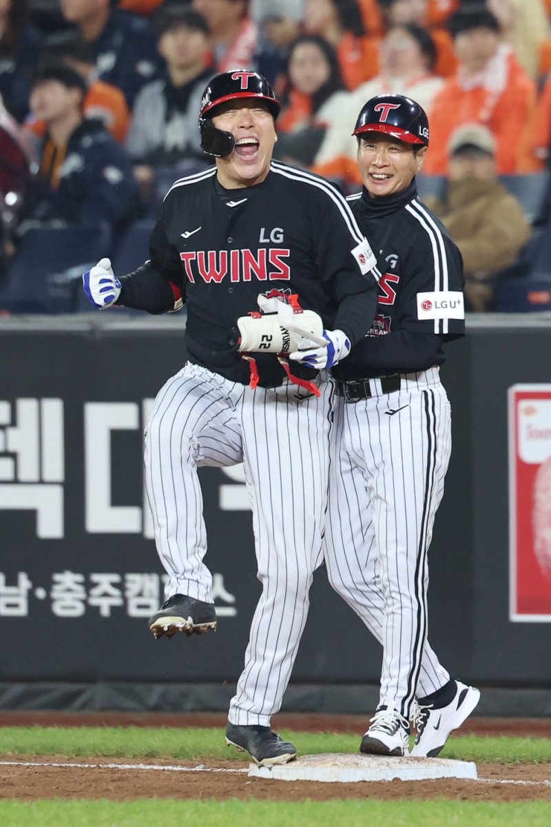 [대전=뉴시스] 조성우 기자 = 30일 대전 중구 한화생명볼파크에서 열린 2025 KBO 한국시리즈 4차전 LG 트윈스와 한화 이글스의 경기, LG 9회초 공격 2사 주자 2, 3루서 김현수가 2타점 역전 적시타를 때린 뒤 환호하고 있다. 2025.10.30. xconfind@newsis.com