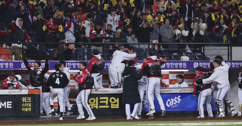 [대전=뉴시스] 김근수 기자 = 30일 대전 중구 한화생명볼파크에서 열린 2025 KBO 한국시리즈 4차전 LG 트윈스와 한화 이글스의 경기, 9회초 LG 트윈스가 역전에 성공하자 덕아웃에서 선수들이 기뻐하고 있다. 2025.10.30. ks@newsis.com