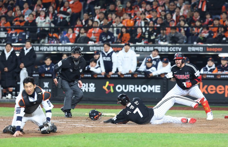 [대전=뉴시스] 조성우 기자 = 30일 대전 중구 한화생명볼파크에서 열린 2025 KBO 한국시리즈 4차전 LG 트윈스와 한화 이글스의 경기, LG 9회초 공격 2사 주자 1루서 문보경의 1타점 적시 2루타 때 이영빈이 홈인하고 있다. 2025.10.30. xconfind@newsis.com