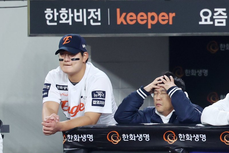 [대전=뉴시스] 조성우 기자 = 30일 대전 중구 한화생명볼파크에서 열린 2025 KBO 한국시리즈 4차전 LG 트윈스와 한화 이글스의 경기, 한화 투수 김서현(왼쪽)이 LG 9회초에 대량 실점을 하자 입술을 질끈 깨물고 있다. 2025.10.30. xconfind@newsis.com
