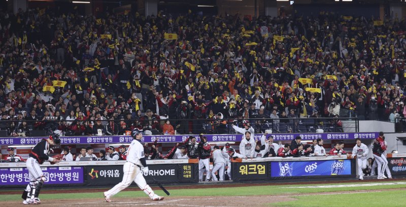 [대전=뉴시스] 김근수 기자 = 30일 대전 중구 한화생명볼파크에서 열린 2025 KBO 한국시리즈 4차전 LG 트윈스와 한화 이글스의 경기에서 LG트윈스가 7-4로 역전승을 거뒀다. LG트윈스 선수들이 기뻐하고 있다. 2025.10.30. ks@newsis.com
