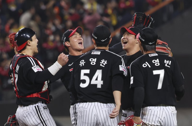 [대전=뉴시스] 김근수 기자 = 30일 대전 중구 한화생명볼파크에서 열린 2025 KBO 한국시리즈 4차전 LG 트윈스와 한화 이글스의 경기에서 LG트윈스가 7-4로 역전승을 거뒀다. LG트윈스 선수들이 기뻐하고 있다. 2025.10.30. ks@newsis.com