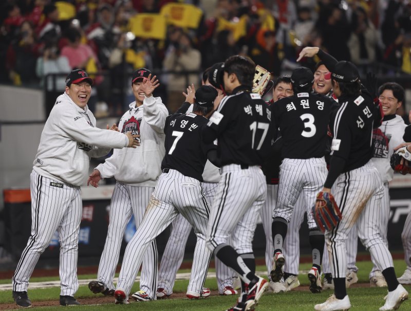 [대전=뉴시스] 김근수 기자 = 30일 대전 중구 한화생명볼파크에서 열린 2025 KBO 한국시리즈 4차전 LG 트윈스와 한화 이글스의 경기에서 LG트윈스가 7-4로 역전승을 거뒀다. LG트윈스 선수들이 기뻐하고 있다. 2025.10.30. ks@newsis.com