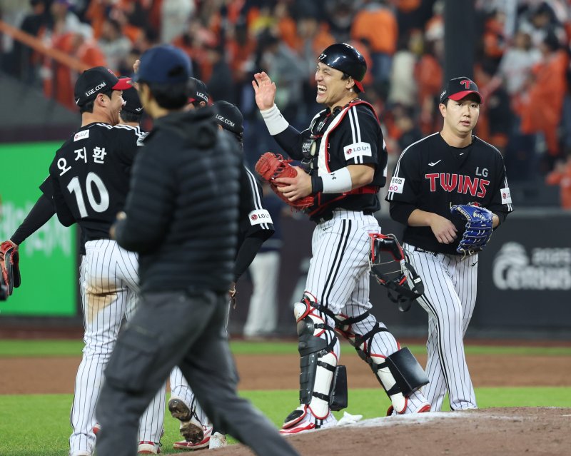 [대전=뉴시스] 조성우 기자 = 30일 대전 중구 한화생명볼파크에서 열린 2025 KBO 한국시리즈 4차전 LG 트윈스와 한화 이글스의 경기, LG 선수들이 한화에 7-4 승리하며 기뻐하고 있다. 2025.10.30. xconfind@newsis.com