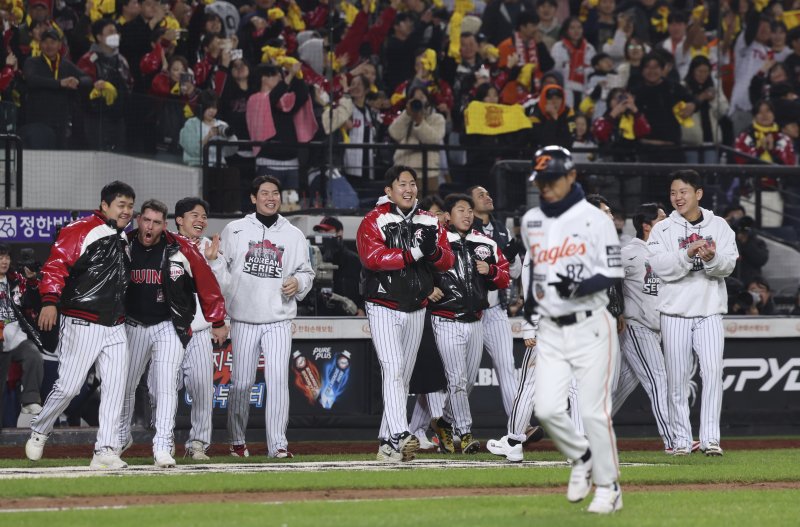 [대전=뉴시스] 김근수 기자 = 30일 대전 중구 한화생명볼파크에서 열린 2025 KBO 한국시리즈 4차전 LG 트윈스와 한화 이글스의 경기에서 LG트윈스가 7-4로 역전승을 거뒀다. LG트윈스 선수들이 기뻐하고 있다. 2025.10.30. ks@newsis.com