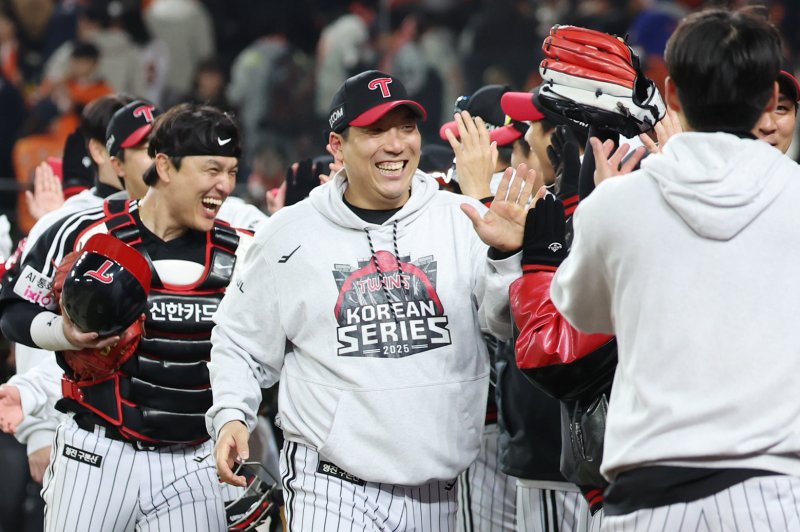 [대전=뉴시스] 조성우 기자 = 30일 대전 중구 한화생명볼파크에서 열린 2025 KBO 한국시리즈 4차전 LG 트윈스와 한화 이글스의 경기, LG 김현수 등 선수들이 한화에 7-4 승리하며 기뻐하고 있다. 2025.10.30. xconfind@newsis.com