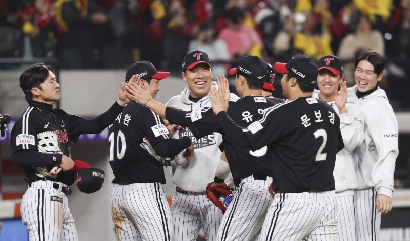 [대전=뉴시스] 김근수 기자 = 30일 대전 중구 한화생명볼파크에서 열린 2025 KBO 한국시리즈 4차전 LG 트윈스와 한화 이글스의 경기에서 LG트윈스가 7-4로 역전승을 거뒀다. LG트윈스 선수들이 기쁨을 나누고 있다. 2025.10.30. ks@newsis.com