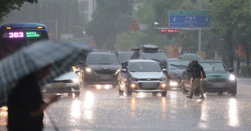 [인천=뉴시스] 전진환 기자 = 16일 오후 인천 남동구 구월로에서 갑작스레 내리는 소나기에 시민들이 우산을 쓰고 횡단보도를 건너고 있다. 2025.09.16. amin2@newsis.com
