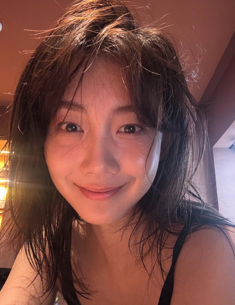 신현빈 민낯도 예뻐…젖은 머리로 찰칵