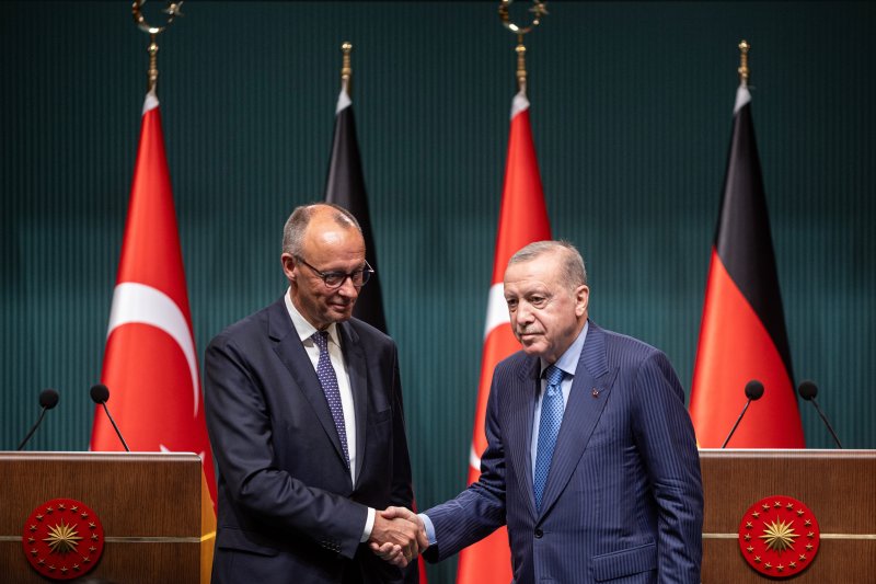 [앙카라=AP/뉴시스]프리드리히 메르츠(왼쪽) 독일 총리와 레제프 타이이프 에르도안 대통령이 30일(현지 시간) 앙카라 대통령궁에서 회담 후 공동 기자회견을 마치고 악수하고 있다. 2025.10.31.