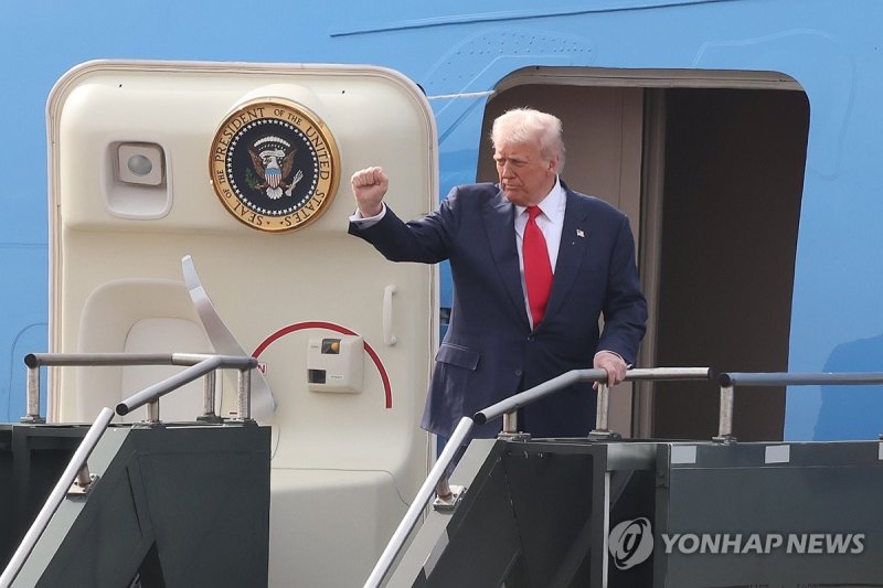 방한 일정 마치고 출국하는 트럼프 대통령 (출처=연합뉴스)