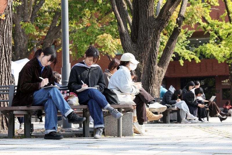 29일 서울 종로구 마로니에공원에서 열린 '제43회 마로니에 여성 백일장' 참가자들이 글쓰기를 하고 있다. 2025.10.29/뉴스1 ⓒ News1 이호윤 기자