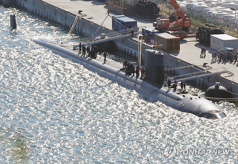 부산에 입항한 미 원자력 추진 잠수함 컬럼비아함 (출처=연합뉴스)