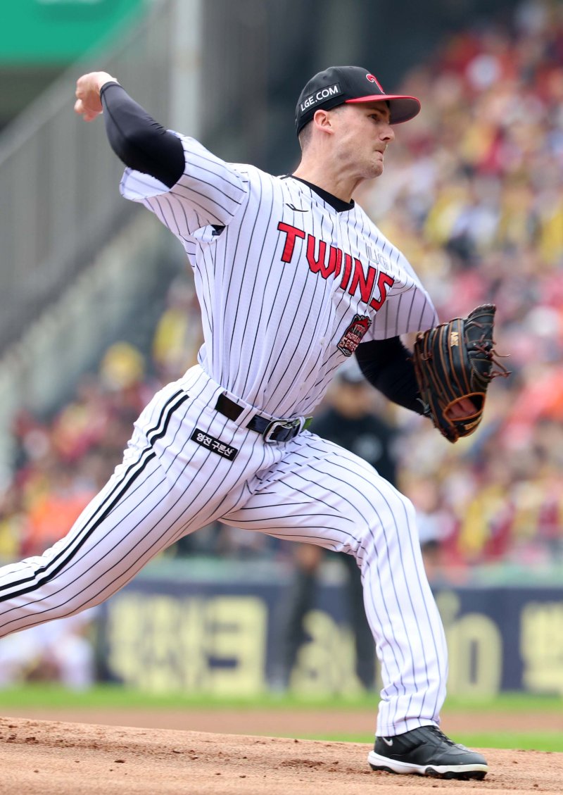 [서울=뉴시스] 이영환 기자 = 26일 오후 서울 송파구 잠실야구장에서 열린 2025 KBO 한국시리즈 1차전 한화 이글스와 LG 트윈스의 경기, 1회초 LG 선발 톨허스트가 공을 던지고 있다. 2025.10.26. 20hwan@newsis.com