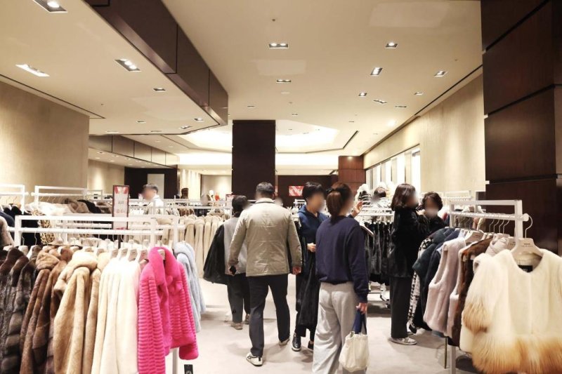 신세계百, '세이블 모피·밍크 기획전'…최대 70% 할인 (출처=연합뉴스)