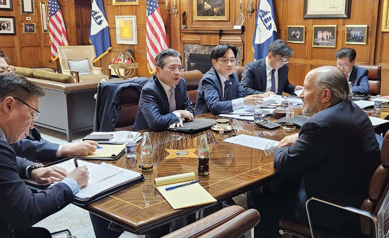 [서울=뉴시스] 홍효식 기자 = 김정관 산업통상부 장관과 김용범 대통령실 정책실장이 지난 16일(현지 시간) 미국 워싱턴 D.C. 상무부 회의실에서 하워드 러트닉(Howard Lutnick) 상무부 장관과 면담을 갖고, 한미 관세협상 현안 등을 논의하고 있다. (사진=산업통상자원부 제공) 2025.10.19. photo@newsis.com *재판매 및 DB 금지