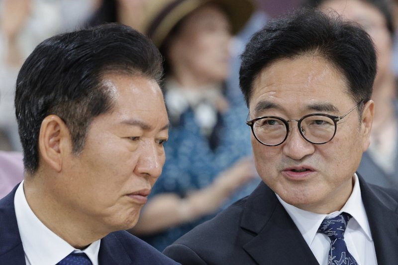 우원식 국회의장과 정청래 더불어민주당 대표가 지난 15일 서울 여의도 국회 의원회관에서 열린 제주4.3 국회 특별전에서 대화하고 있다. 2025.10.15/뉴스1 ⓒ News1 신웅수 기자