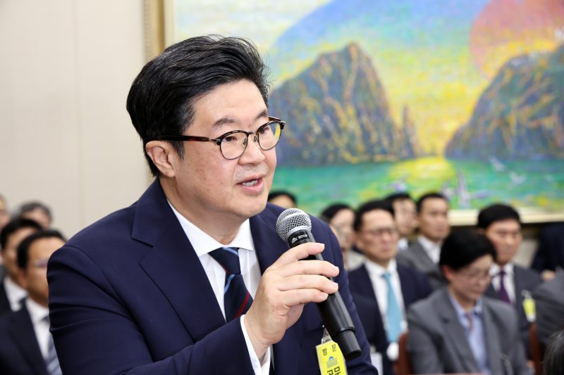 김병주 MBK파트너스 회장이 14일 오후 서울 여의도 국회에서 열린 정무위원회 국정감사에 증인으로 출석해 질의에 답하고 있다. 2025.10.14/뉴스1 ⓒ News1 구윤성 기자