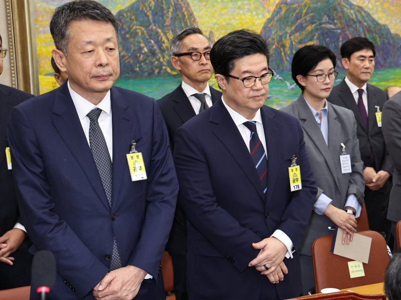 김광일 홈플러스 대표이사(왼쪽)와 김병주 MBK파트너스 회장이 14일 오후 서울 여의도 국회에서 열린 정무위원회 국정감사에 증인으로 출석해 자리하고 있다. 2025.10.14/뉴스1 ⓒ News1 구윤성 기자