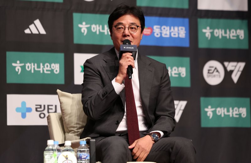 [서울=뉴시스] 김선웅 기자 = 대전하나시티즌 황선홍 감독이 지난 22일 서울 마포구 누리꿈스퀘어에서 열린 하나은행 K리그1 2025 파이널라운드 미디어데이에서 인사말을 하고 있다. 2025.10.22. mangusta@newsis.com