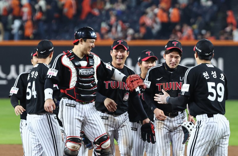 30일 대전 한화생명볼파크에서 열린 프로야구 2025 신한 SOL뱅크 KBO 포스트시즌 한국시리즈 4차전 LG 트윈스와 한화 이글스의 경기, LG 선수들이 7대4 승리 후 기쁨을 나누고 있다. 2025.10.30/뉴스1 ⓒ News1 김도우 기자