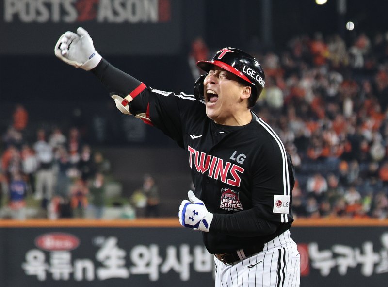 30일 대전 한화생명볼파크에서 열린 프로야구 2025 신한 SOL뱅크 KBO 포스트시즌 한국시리즈 4차전 LG 트윈스와 한화 이글스의 경기, 9회초 2사 2,3루 상황때 LG 김현수가 2타점 역전타를 때린 뒤 환호하고 있다. 2025.10.30/뉴스1 ⓒ News1 구윤성 기자