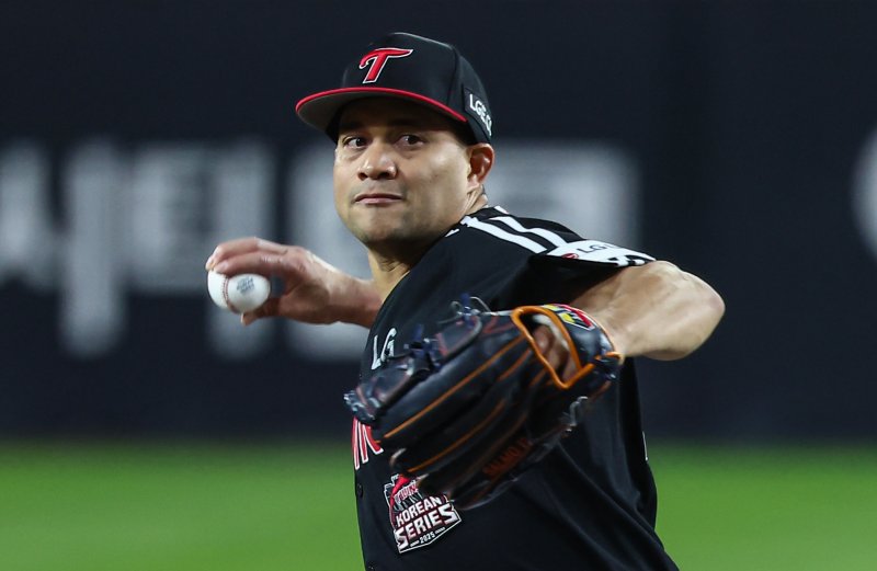 30일 대전 한화생명볼파크에서 열린 프로야구 2025 신한 SOL뱅크 KBO 포스트시즌 한국시리즈 4차전 LG 트윈스와 한화 이글스의 경기, LG 선발투수 치리노스가 1회말 역투하고 있다. 2025.10.30/뉴스1 ⓒ News1 김도우 기자