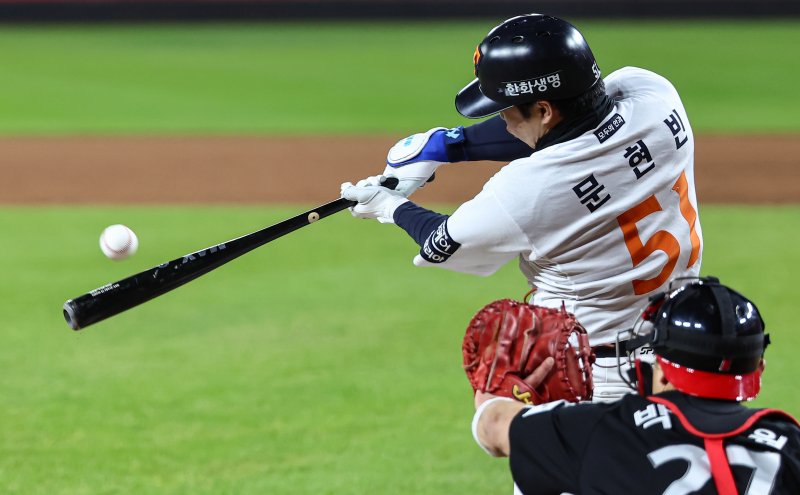 30일 대전 한화생명볼파크에서 열린 프로야구 2025 신한 SOL뱅크 KBO 포스트시즌 한국시리즈 4차전 LG 트윈스와 한화 이글스의 경기, 7회말 2사 2,3루 상황에서 한화 문현빈이 2타점 적시타를 치고 있다. 2025.10.30/뉴스1 ⓒ News1 김도우 기자