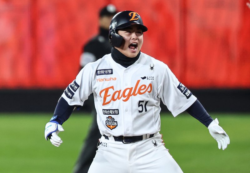 30일 대전 한화생명볼파크에서 열린 프로야구 2025 신한 SOL뱅크 KBO 포스트시즌 한국시리즈 4차전 LG 트윈스와 한화 이글스의 경기, 7회말 2사 2,3루 상황에서 한화 문현빈이 2타점 적시타를 치고 기뻐하고 있다. 2025.10.30/뉴스1 ⓒ News1 김도우 기자