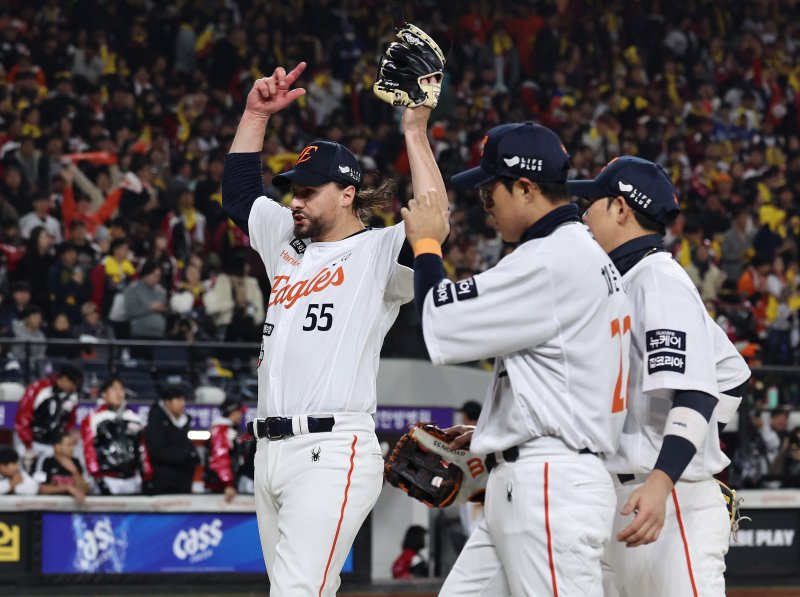 30일 대전 한화생명볼파크에서 열린 프로야구 2025 신한 SOL뱅크 KBO 포스트시즌 한국시리즈 4차전 LG 트윈스와 한화 이글스의 경기, 한화 선발투수 와이스가 7회초 1사 1,2루 상황에서 LG 문성주를 병살타 처리 후 포효하고 있다. 2025.10.30/뉴스1 ⓒ News1 구윤성 기자